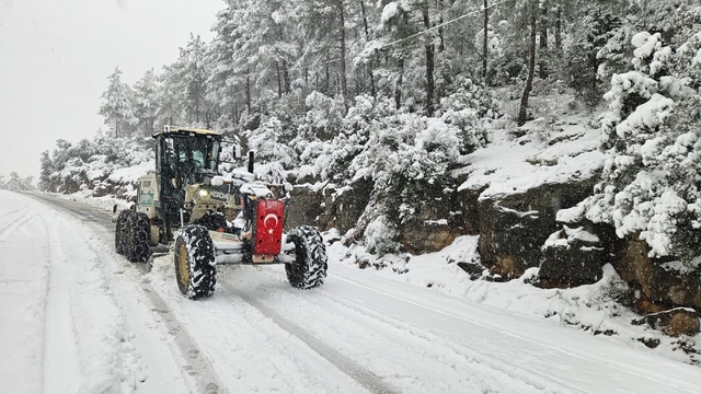 Adana'nın Feke ilçesinde kar temizleme çalışmaları sürüyor