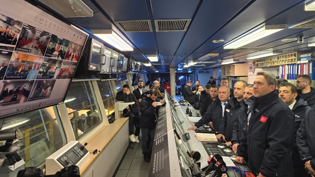 Bakan Bayraktar: "2026 yılı bir taraftan üretimi arttırdığımız bir yıl olacak"
"Belki bir tanesi Yavuz'a nasip olur ama 6 tane yeni keşif kuyusu sondajı yapacağız Karadeniz'de"
"Yeni filomuza katılan gemi ile beraber de bir tane de Somali'de sondaj yapacağız"
"Yeni keşiflerin olduğu yeni müjdelerin olduğu Türkiye'yi enerjide bağımsız kılana kadar bu mücadeleye hep birlikte devam edeceğiz"