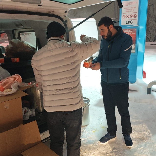 Diyarbakır'da karda mahsur kalanlara sıcak çorba desteği