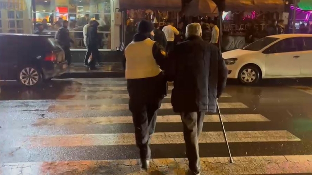 Kayseri'de 'yılbaşı' denetiminde polis memurundan duyarlılık; o anlar kamerada