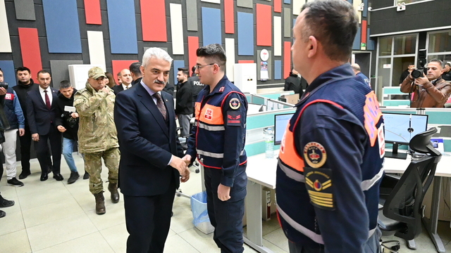 Kırıkkale Valisi Makas, yılbaşında görevli personeli ve yılın son bebeğini ziyaret etti