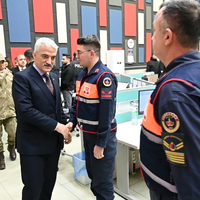 Kırıkkale Valisi Makas, yılbaşında görevli personeli ve yılın son bebeğini...