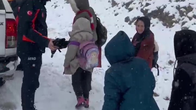 Karlı yolda mahsur kalan öğrencilerin yardımına AFAD ekibi yetişti