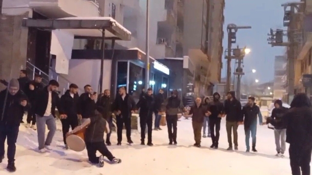 Batman'da yıllar sonra gelen kar sevinci: Davul zurna, halay ve kızak keyfi