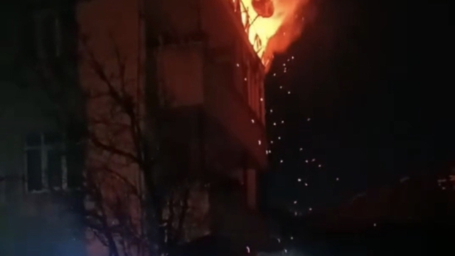 Düzce'de 3 katlı binanın çatısı alev alev yandı