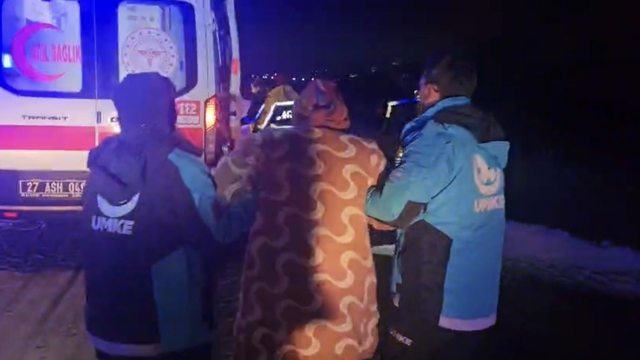 Doğum sancısı başlayan kadının imdadına karlı yolları aşan UMKE ekipleri yetişti