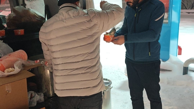 Diyarbakır'da karda mahsur kalanlara sıcak çorba desteği