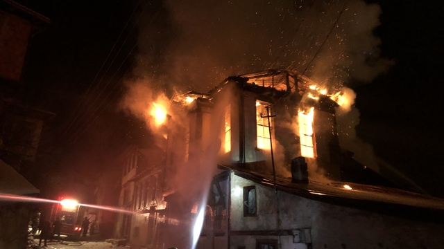 Kastamonu'da üç katlı tarihi konak yangında küle döndü