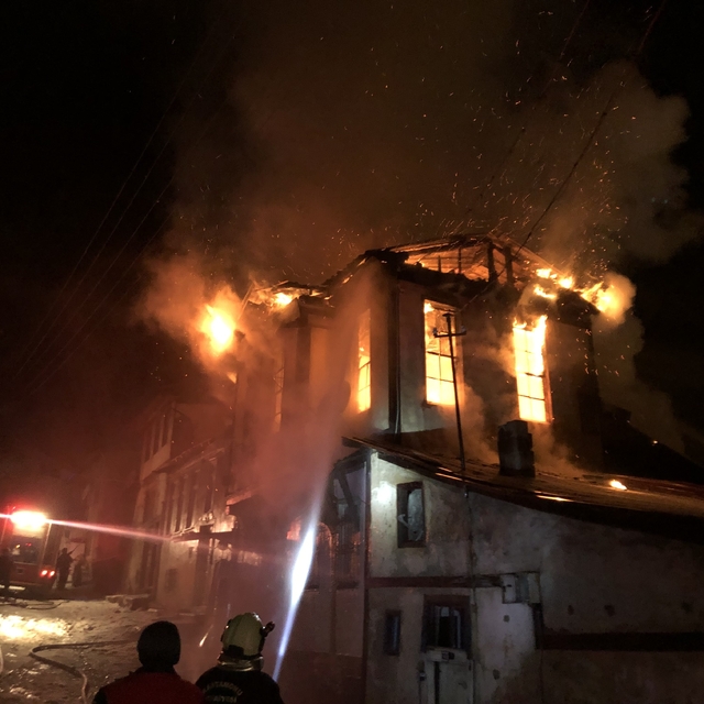 Kastamonu'da üç katlı tarihi konak yangında küle döndü
