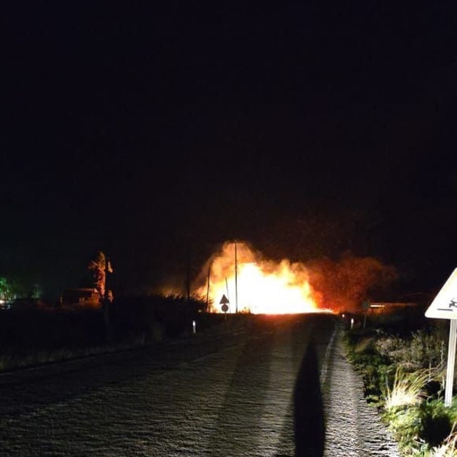 Fırtına elektrik tellerini kopardı, çıkan yangın büyümeden söndürüldü