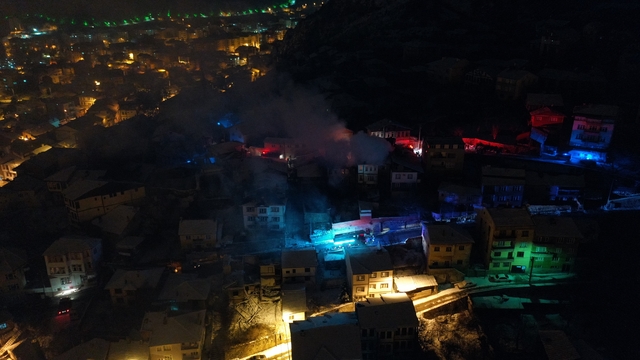 Kastamonu'da tarihi konakta çıkan yangın iki eve sıçradı