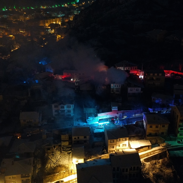 Kastamonu'da tarihi konakta çıkan yangın iki eve sıçradı