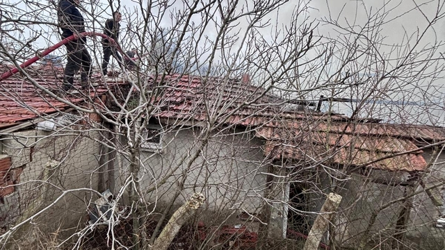 Tekirdağ'ın Çorlu ilçesinde metruk evde çıkan yangın söndürüldü