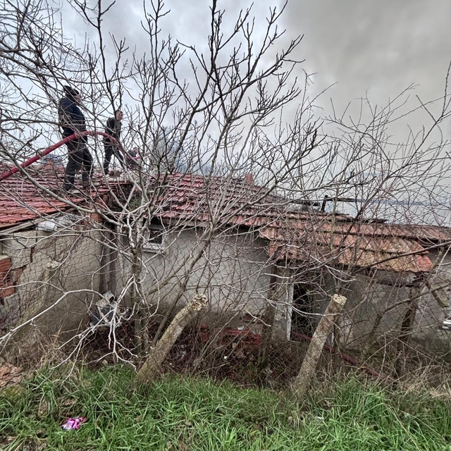 Tekirdağ'ın Çorlu ilçesinde metruk evde çıkan yangın söndürüldü