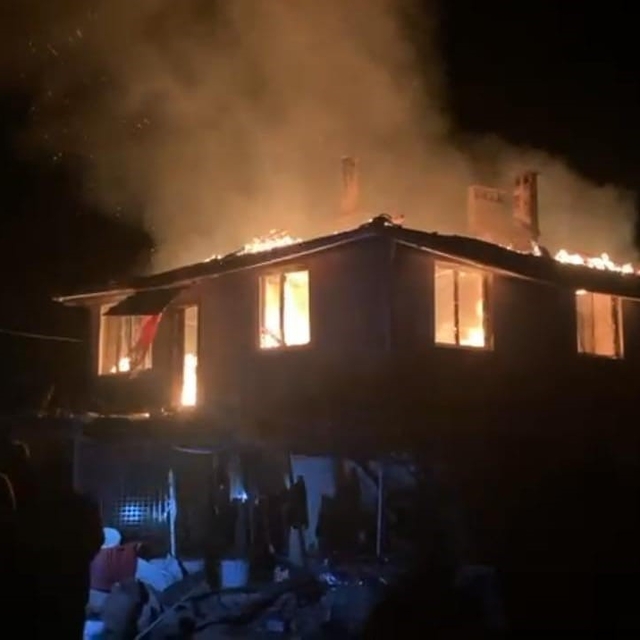 Bursa'da alevli gece...Köy evi alevlere teslim oldu