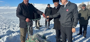 Çıldır'da ağ çekme etkinliği
Yüzeyi buz tutan gölde buzun kırılarak atıldığ...