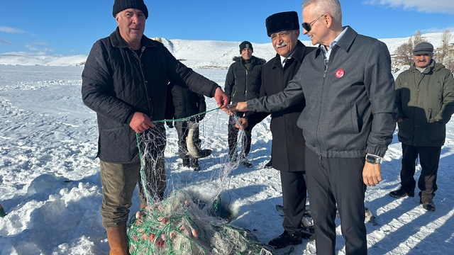 Çıldır'da ağ çekme etkinliği
Yüzeyi buz tutan gölde buzun kırılarak atıldığı ağlar çekildi