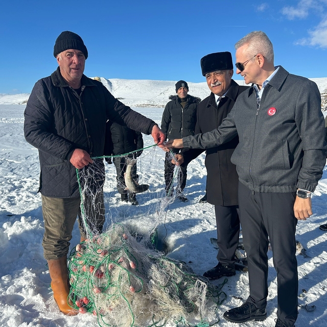 Çıldır'da ağ çekme etkinliği
Yüzeyi buz tutan gölde buzun kırılarak atıldığ...