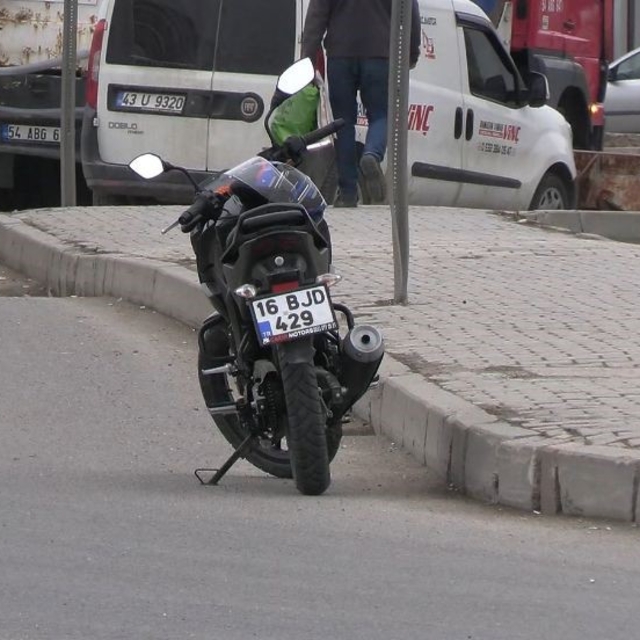 Motosiklet otomobille çarpıştı: 1 yaralı