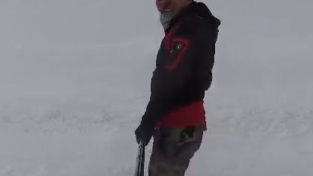 Palandöken'e gidemeyen kayak tutkunları köy yolunu piste çevirdi