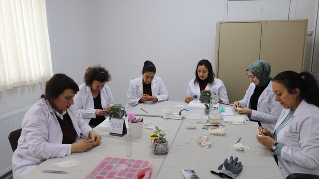 Eskişehir'in "Beyaz Altını" usta ellerde hayat buluyor
Beyaz altın kadın eliyle şekilleniyor
Lületaşında tarihi yolculuk: Selçuklu ve Osmanlı motifleri takılarda yaşıyor
Eskişehir Olgunlaşma Enstitüsü Lületaşı Usta Öğreticisi Şeyda Caran:
"Selçuklu ve Osmanlı motiflerini lületaşına işliyoruz"
"Lületaşından akla gelebilecek her şeyi yapıyoruz"
"Farklı atölyelerle ortaklaşa lületaşı tasarlıyoruz"