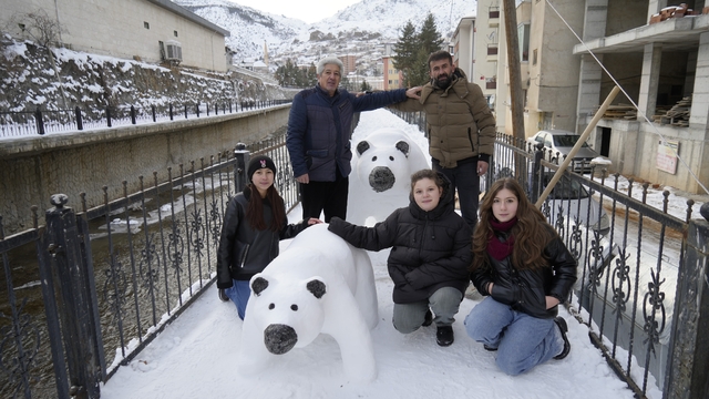 Tır şoförünün kardan yaptığı anne ve yavru ayı ilgi odağı oldu