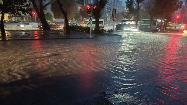 İzmir'de güne sağanakla başladı, yollar göle döndü