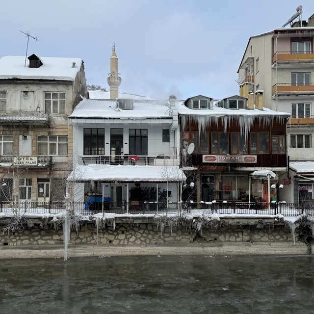 Bayburt'ta soğuk hava ve sis etkili oldu