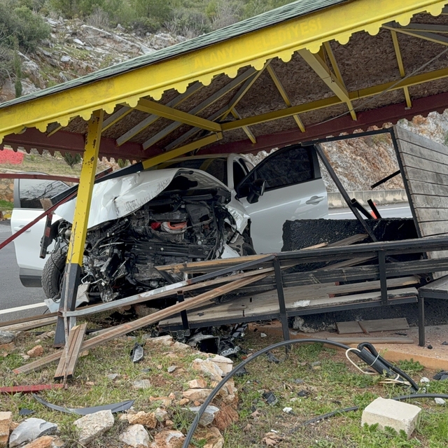 Antalya'da otomobil jandarma bekleme noktasına çarptı: 4 yaralı
