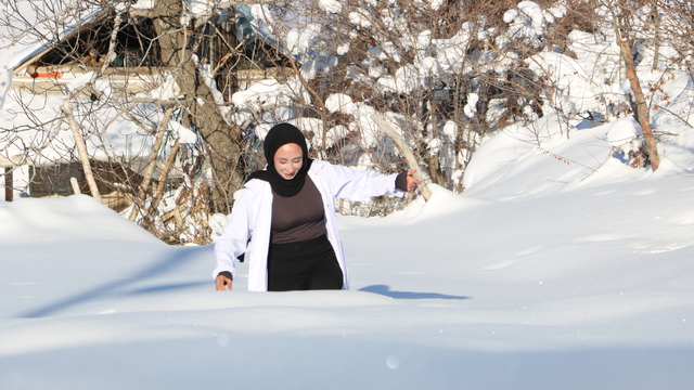 Ebe Aysel, 1,5 metre karda yürüyerek sağlık hizmeti veriyor