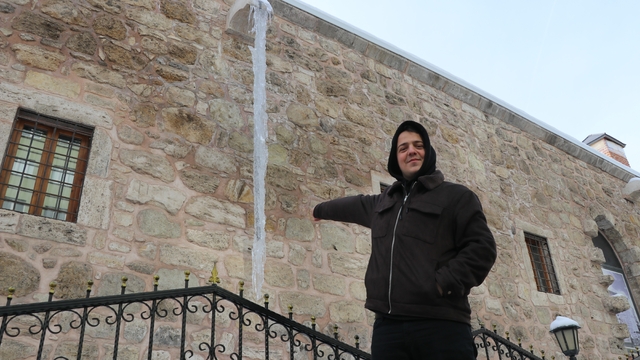 Sivas'ta soğuk hava 4 metreyi bulan buz sarkıtları oluşturdu