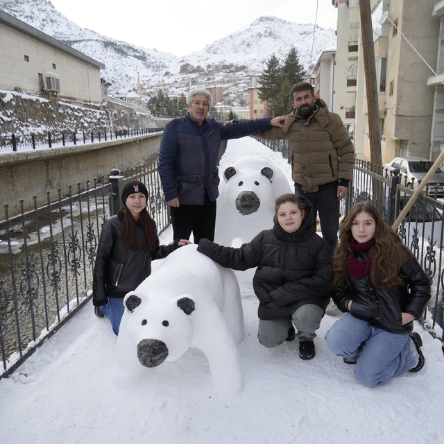 Tır şoförünün kardan yaptığı anne ve yavru ayı ilgi odağı oldu