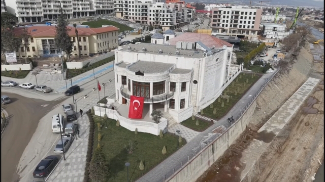 Hatay'da enkazdan taşları tek tek toplanan tarihi meclis binası 200 fore kazık üzerine yeniden inşa edildi