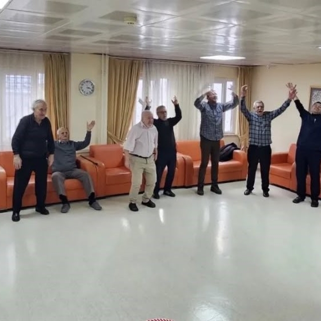 Kütahya Huzurevi'nde 'Kahkaha Yogası' etkinliği