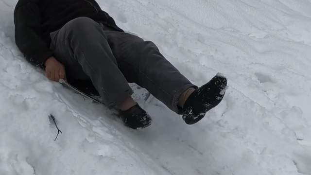 Köylülerin kar keyfi; naylon poşet ve tepsilerle kaydılar