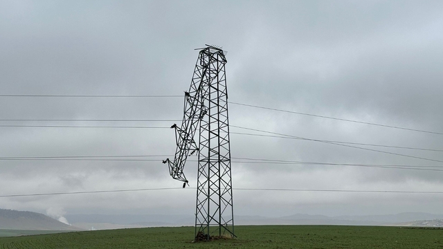 Gerilim hattındaki hırsızlıkta direkler devrildi, alternatif hatlar sayesinde ilçe elektriksiz kalmadı