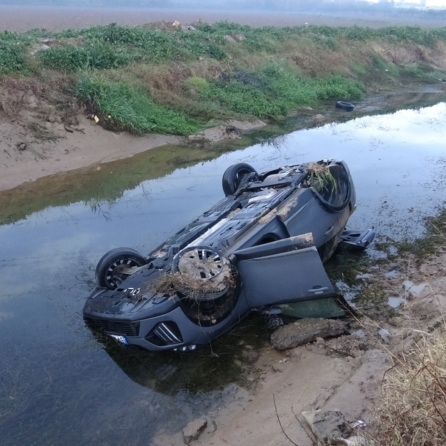 Kayganlaşan yolda kontrolden çıkan araç kanala uçtu