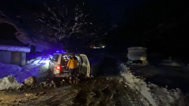 Batman'da yolu kapalı köydeki 81 yaşındaki hasta ekiplerin yardımıyla hastaneye ulaştırıldı