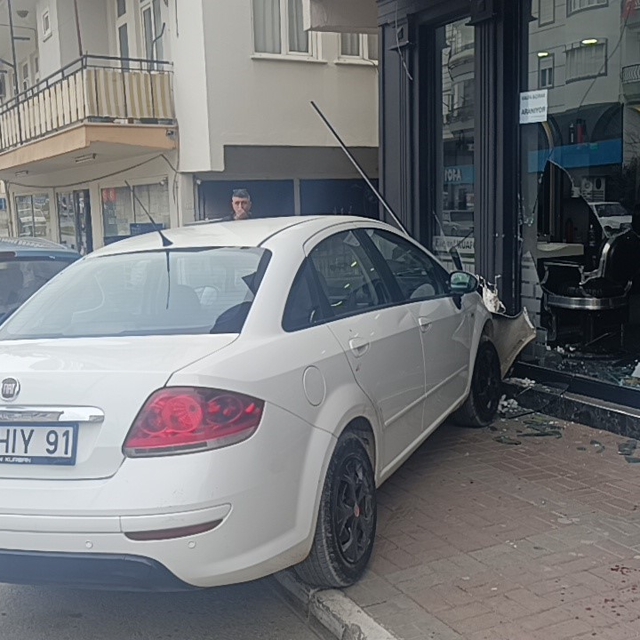 Otomobil kuaför dükkanına daldı: Çalışanlar kaçtı, müşteri fotoğraf çekti
A...