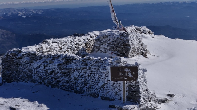 Harikalar diyarı Kazdağları beyaz örtüsü ile bir başka güzel
Kazdağları'nın karlı zirvesi dron ile görüntülendi