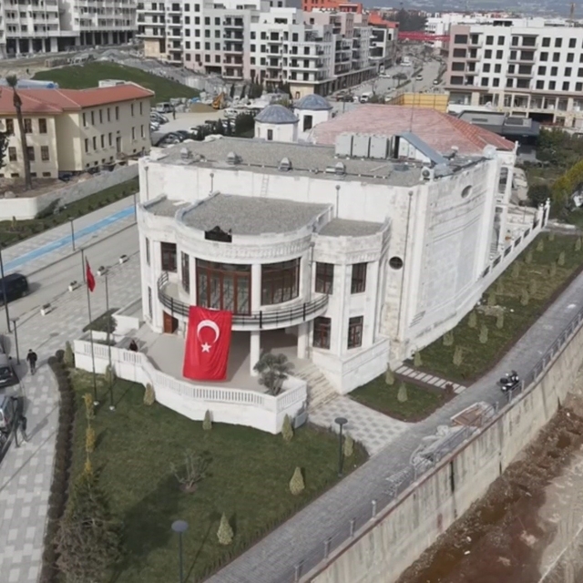 Hatay'da enkazdan taşları tek tek toplanan tarihi meclis binası 200 fore ka...