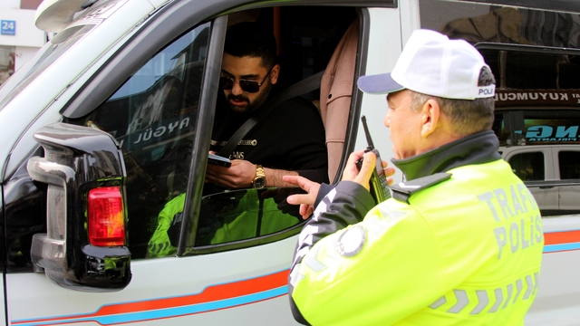 Kornaya basan, cezayı yedi
Gereksiz korna kullanımından ceza yiyen sürücü, "İki üç güne bir ceza yiyoruz"