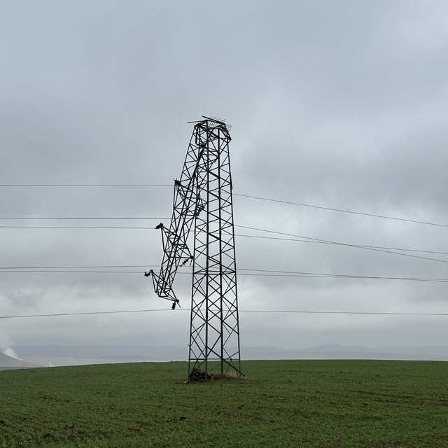 Gerilim hattındaki hırsızlıkta direkler devrildi, alternatif hatlar sayesin...