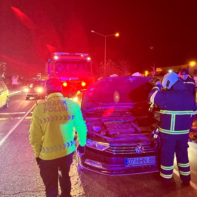 Mardin'de seyir halindeki otomobil alev aldı