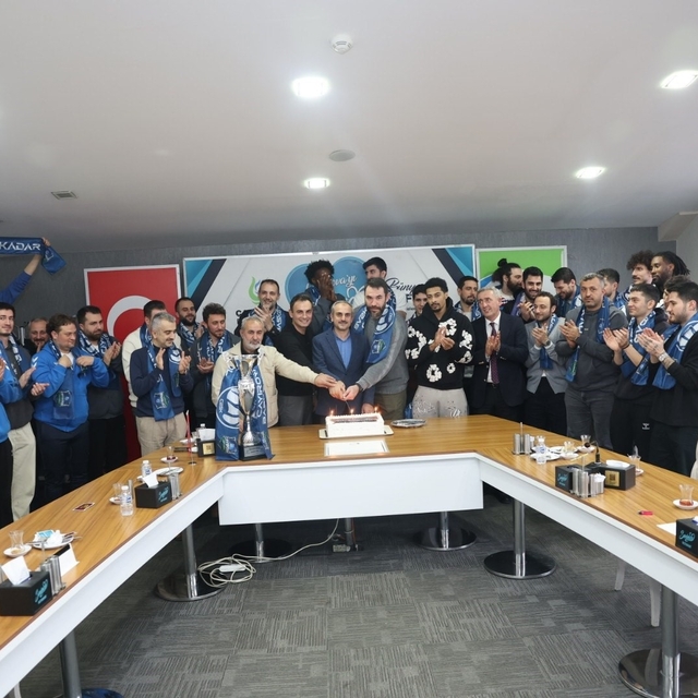 Çayırova Belediye Başkanı Çiftçi, şampiyon basketbolcularla bir araya geldi