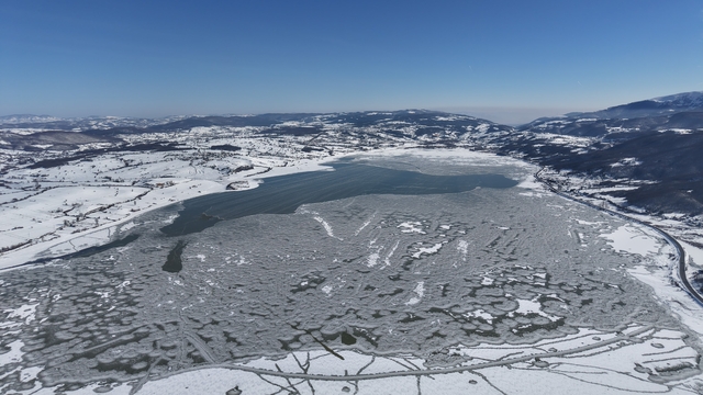 870 hektarlık Ladik Gölü buz tuttu: Kar yağışı göle can suyu oldu