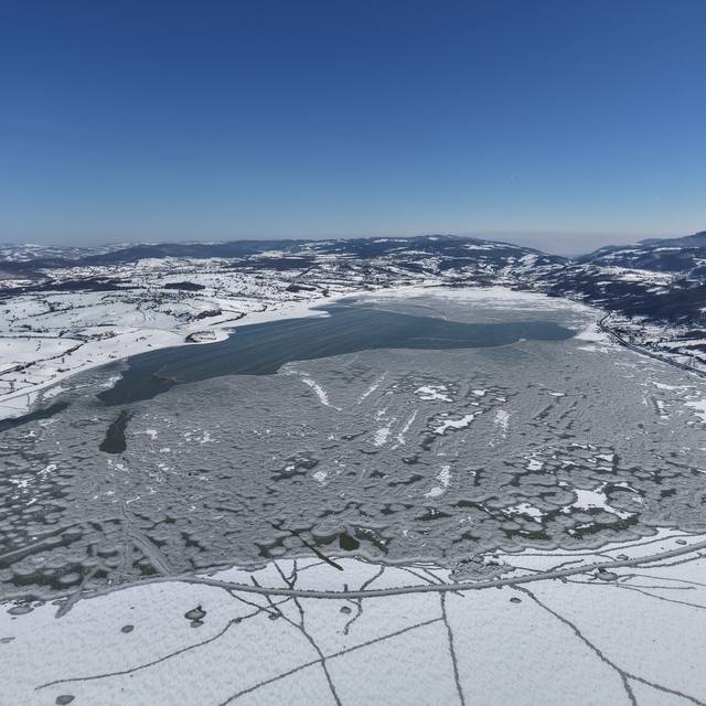 870 hektarlık Ladik Gölü buz tuttu: Kar yağışı göle can suyu oldu