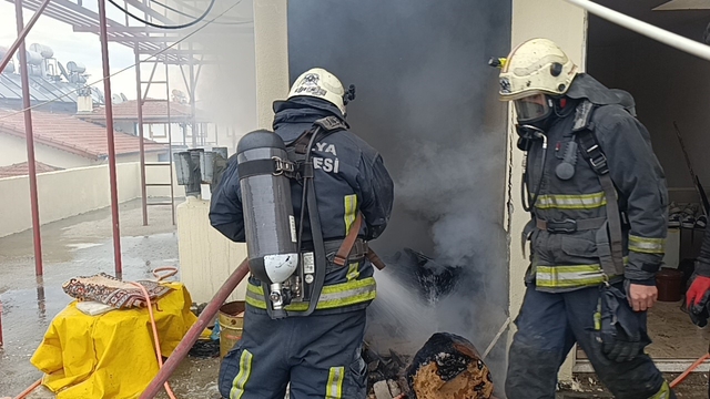 Antalya'da 5 katlı apartmanın çatı katında korkutan yangın
Kilerde başlayan yangında kışlık yiyecekler küle döndü arı kovanları kıl payı kurtuldu