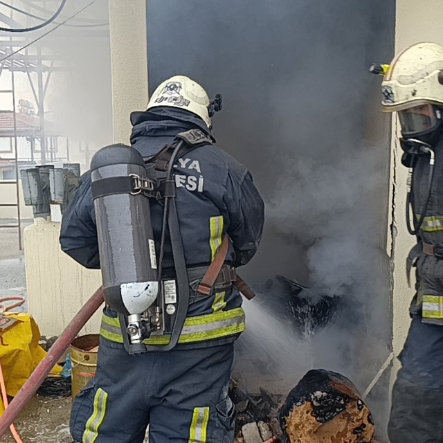 Antalya'da 5 katlı apartmanın çatı katında korkutan yangın
Kilerde başlayan...