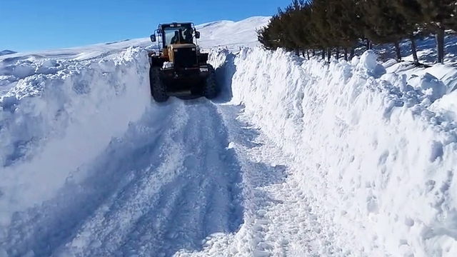 Kars'ta 18 köy yolu ulaşıma kapalı
Kar kaplanlarının karla mücadelesi sürüyor